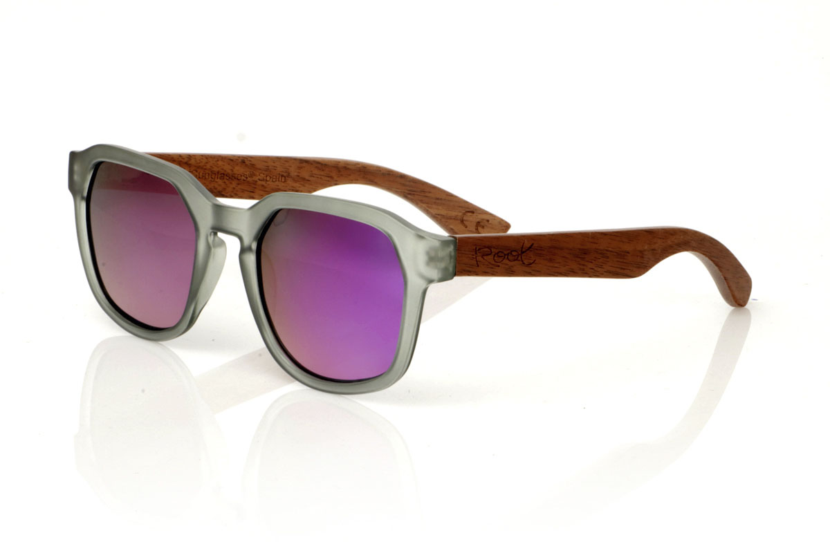 Wood eyewear of Walnut modelo MOON BLACK. The MOON BLACK are your new favorite sunglasses, with a hexagonal PC frame in matte transparent gray and walnut wood temples. Perfect for those looking for a special touch in their daily life, these glasses mix design and nature in a unique way. Comfortable to wear and great for seeing everything in a new light, they adapt to any look and occasion. Moon black are the ideal complement for any face. Try them and feel how they complement your style. Front measurement: 148x50mm. Caliber: 53 | Root Sunglasses® 